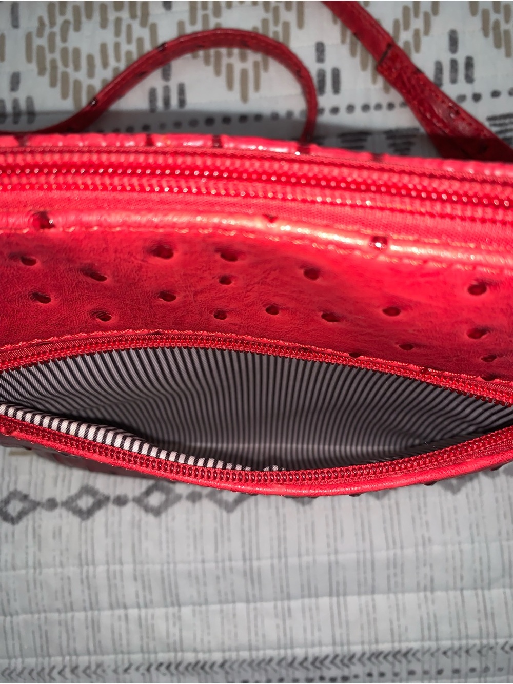 Chic Red Embossed Tassel Crossbody Bag - Picture 4 of 11